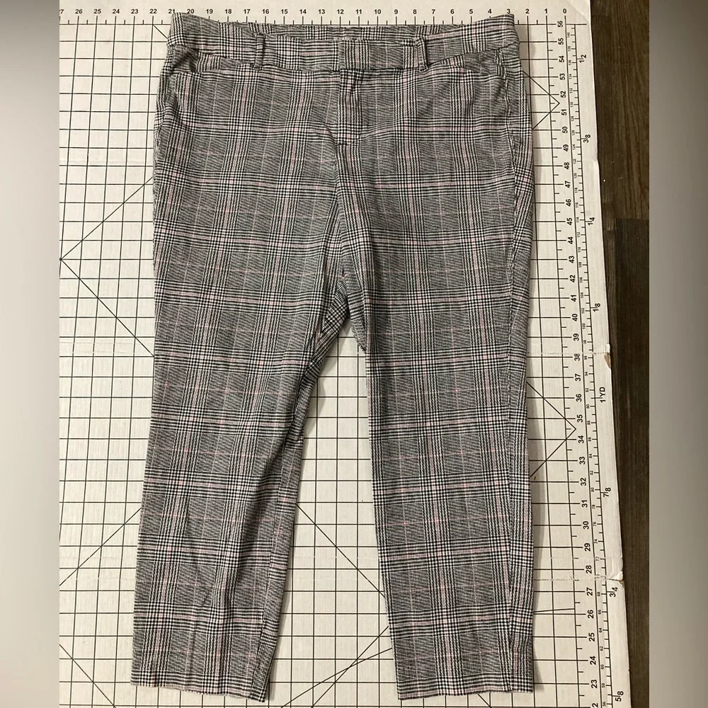 Old Navy Women’s Size 16‎ Black/White/Pink Pixie Ankle Pants